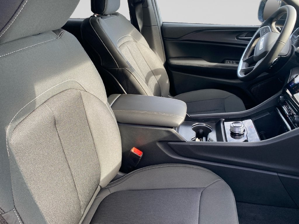 2027 Jeep Grand Cherokee Laredo