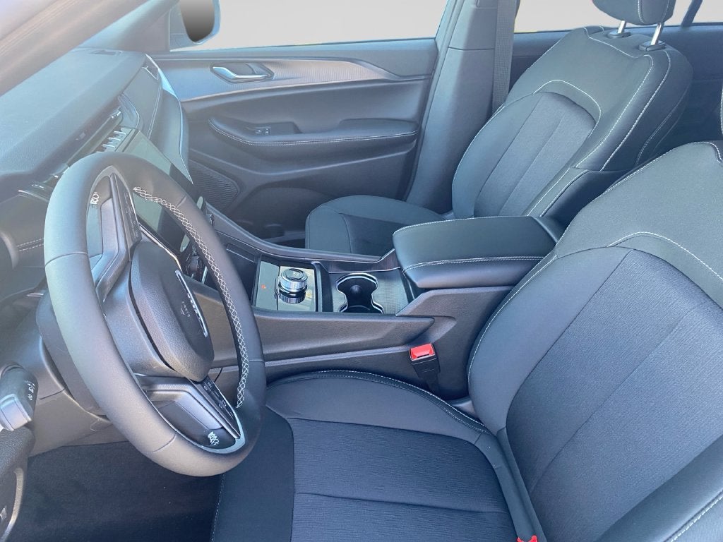 2027 Jeep Grand Cherokee Laredo