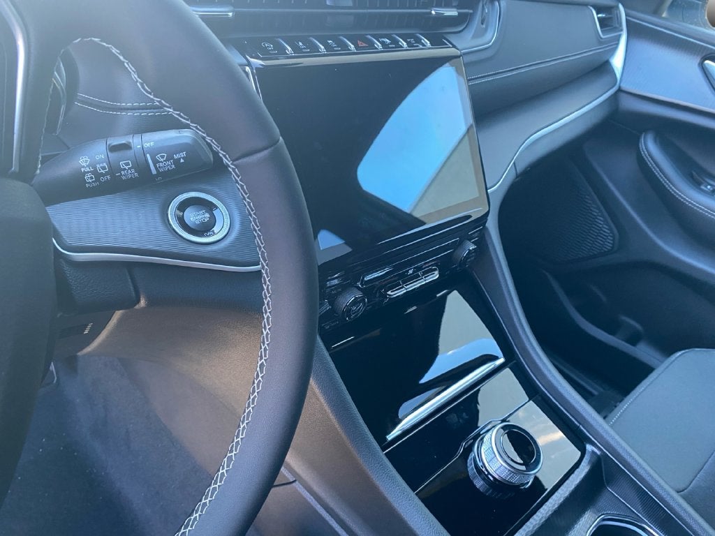 2027 Jeep Grand Cherokee Laredo