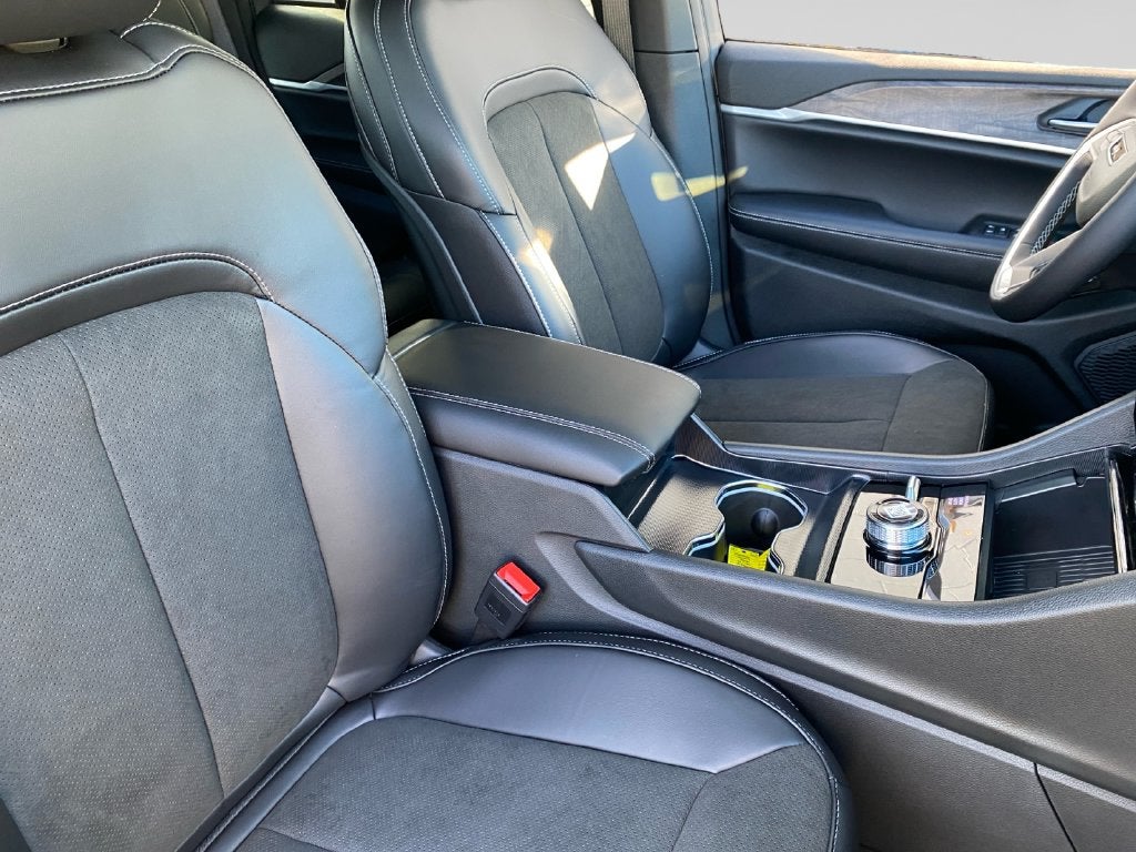 2027 Jeep Grand Cherokee Laredo Altitude