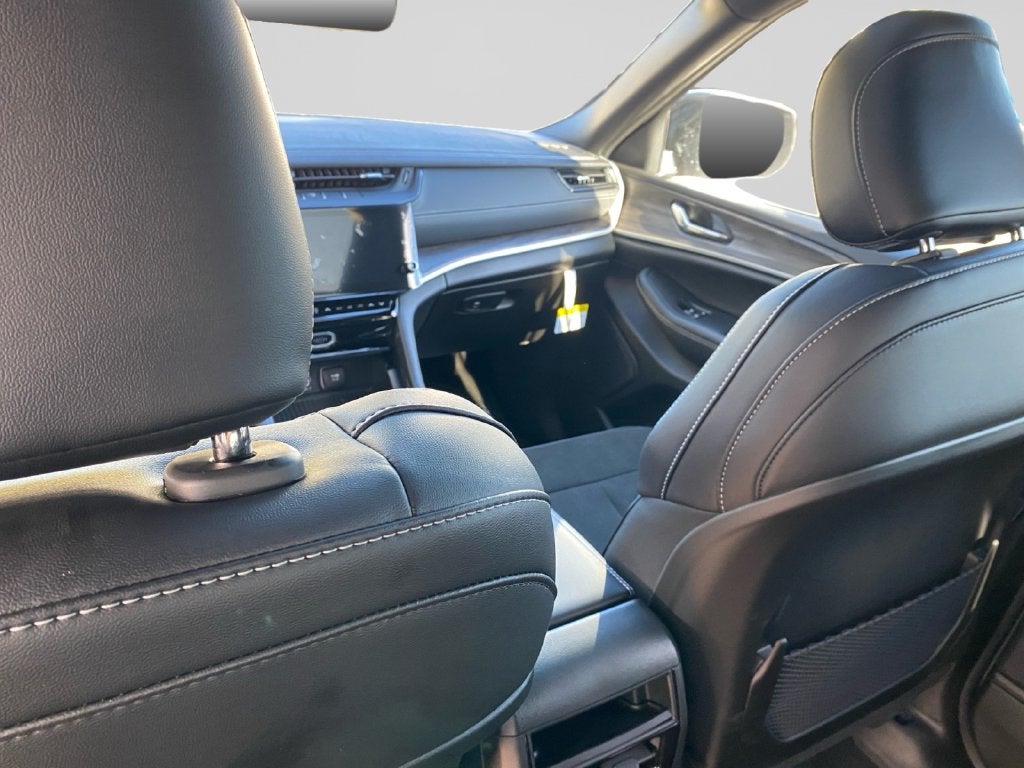 2027 Jeep Grand Cherokee Laredo Altitude