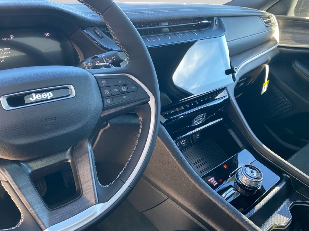 2027 Jeep Grand Cherokee Laredo Altitude