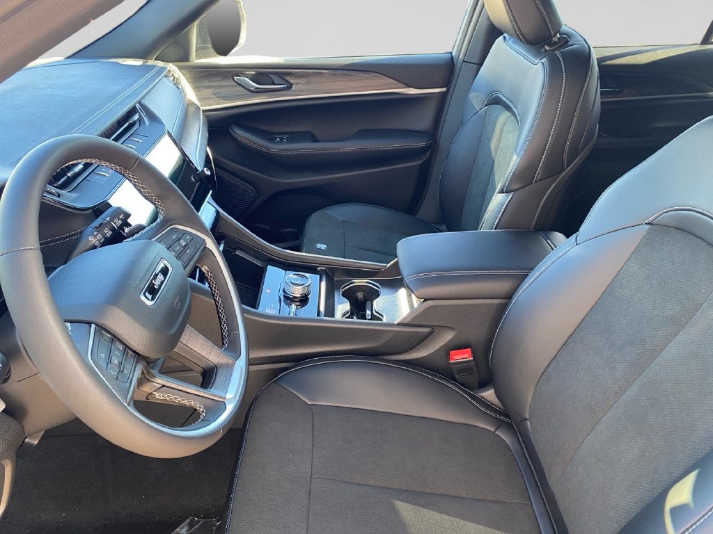 2027 Jeep Grand Cherokee Laredo Altitude