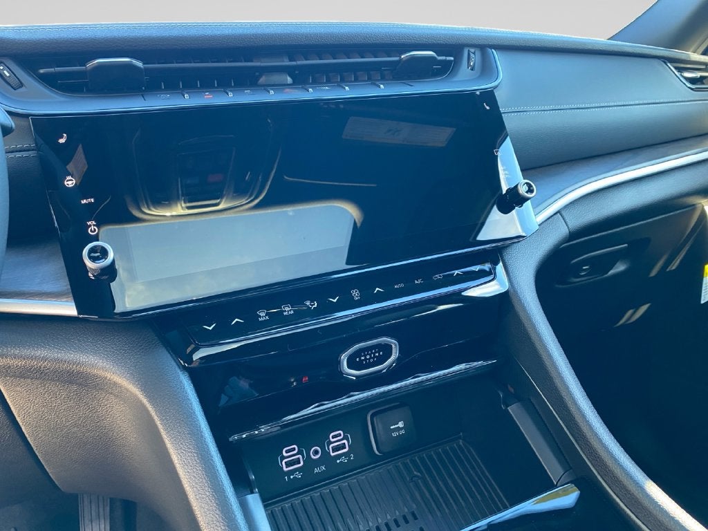 2027 Jeep Grand Cherokee Laredo Altitude