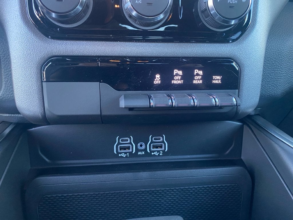 2027 RAM 1500 Big Horn/Lone Star