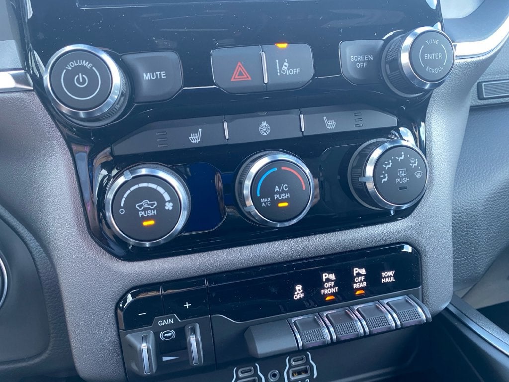 2027 RAM 1500 Big Horn/Lone Star
