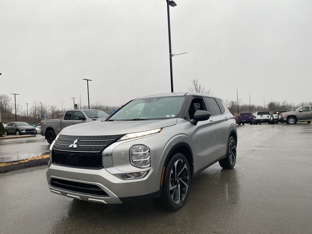 2022 Mitsubishi Outlander Base