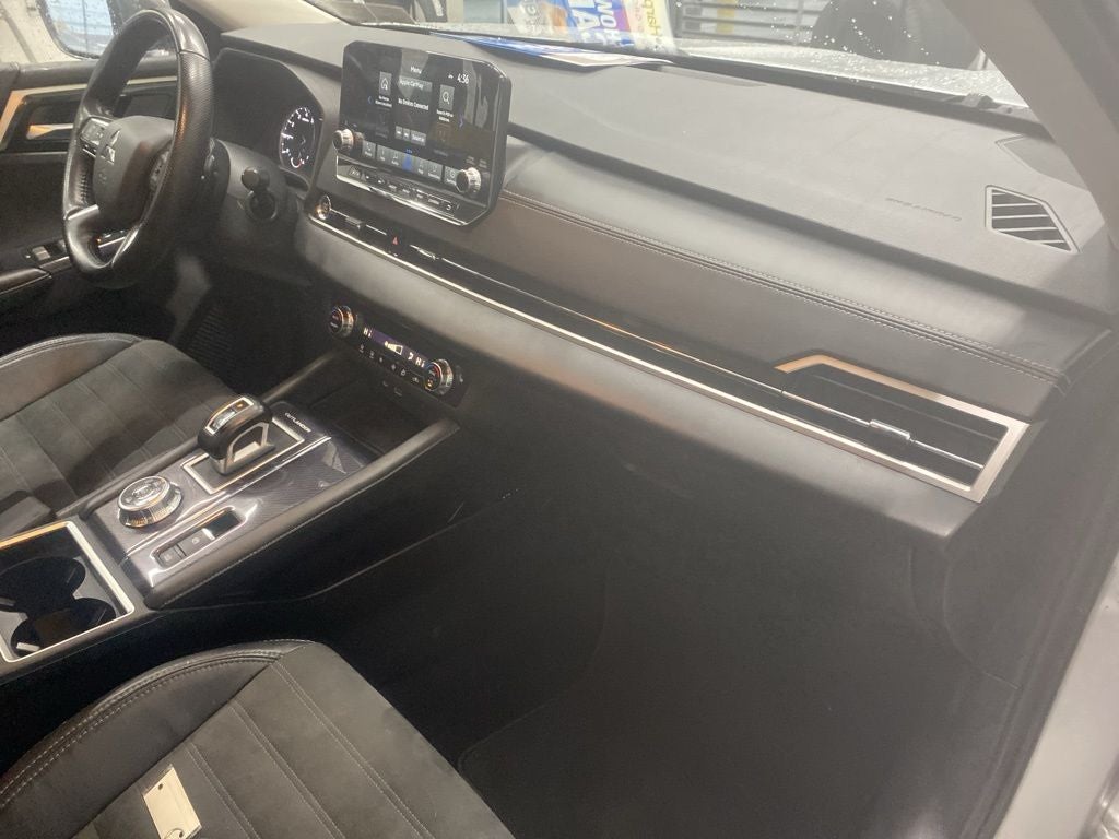 2022 Mitsubishi Outlander Base