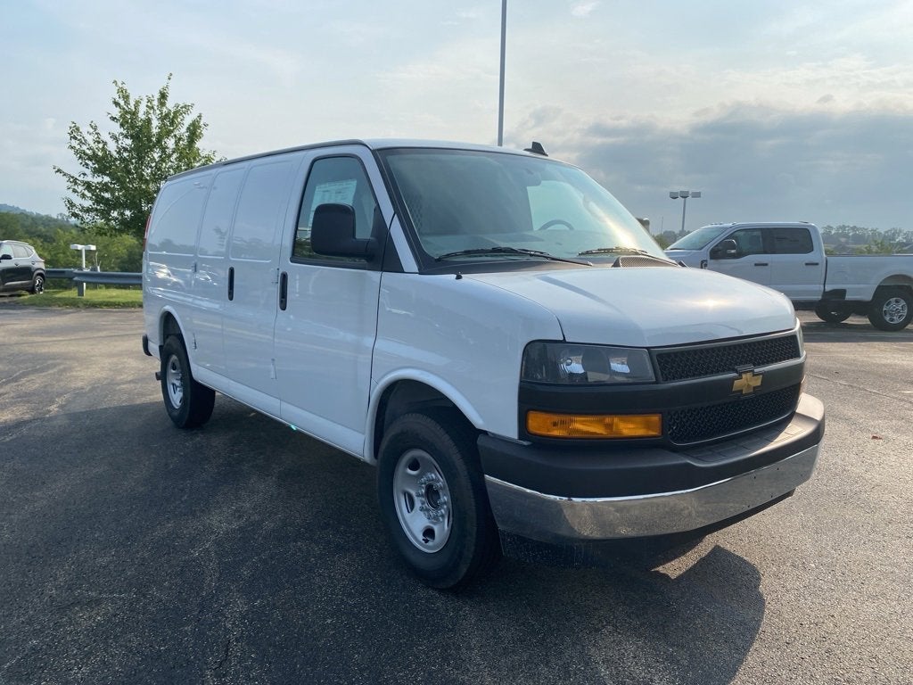 2025 Chevrolet Express Cargo 3500 WT