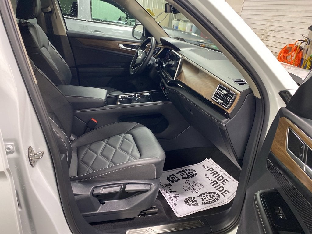 2025 Volkswagen Atlas 2.0T SE w/Technology