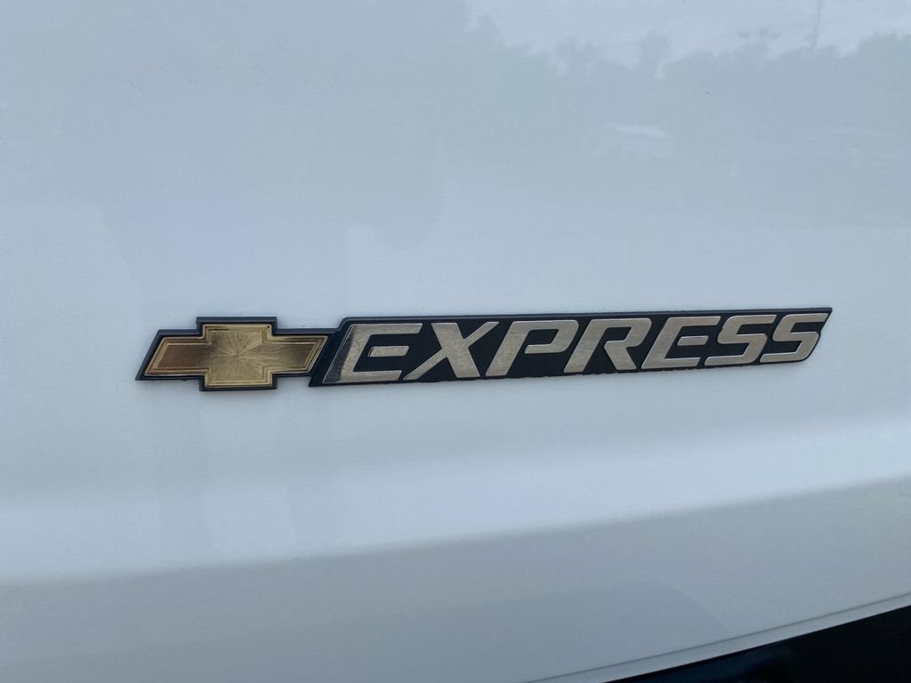 2025 Chevrolet Express Cargo WT