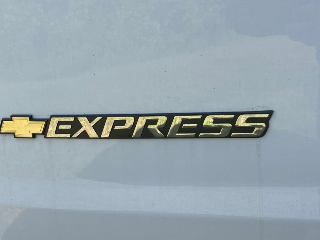 2025 Chevrolet Express Cargo WT